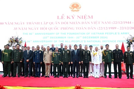 Các đại biểu tham dự buổi lễ chụp hình lưu niệm.