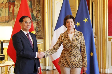 Bộ trưởng Ngoại giao Bùi Thanh Sơn và Bộ trưởng châu Âu và Ngoại giao Pháp Catherine Colonna. (Ảnh: KHẢI HOÀN)