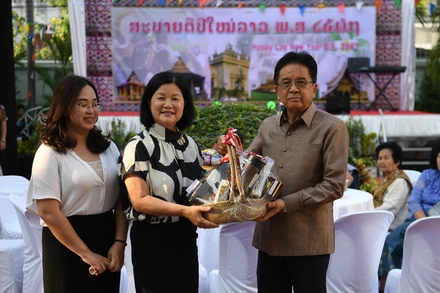 Đại biện lâm thời Bùi Thị Huệ trao lẵng quà chúc Tết cổ truyền Bunpimay tặng Đại sứ Lào Khamphan Anlavan, chiều 6/4. Ảnh: XUÂN SƠN