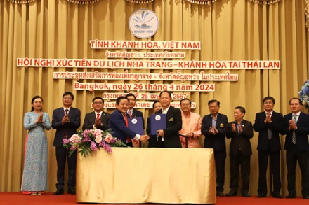 Hiệp hội Du lịch Nha Trang ký kết Biên bản hợp tác phát triển du lịch với các Hiệp hội Du lịch Thái Lan. (Ảnh: ĐINH TRƯỜNG)