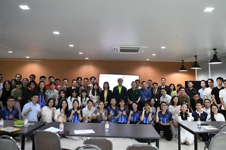 Các đại biểu chụp ảnh lưu niệm tại sự kiện. (Ảnh: XUÂN SƠN)