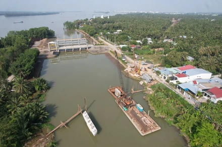 Cống Xuân Hòa xã Xuân Đông, huyện Chợ Gạo (Tiền Giang) là cống lấy nước ngọt chủ lực phục vụ cho vùng ngọt hóa Gò Công. Ảnh Nguyễn Sự.