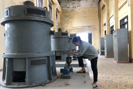 Công nhân Xí nghiệp thủy nông Kim Bảng tỉnh Hà Nam vận hành máy.