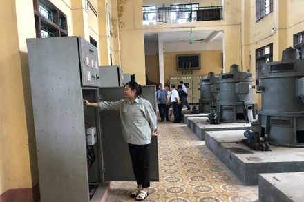 Công nhân Xí nghiệp thủy nông Kim Bảng (Hà Nam) vận hành máy.