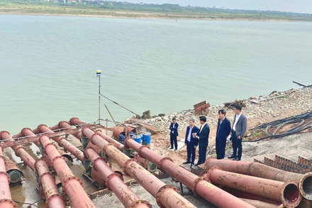 Cục Thủy lợi kiểm tra công tác lấy nước trên địa bàn thành phố Hà Nội.