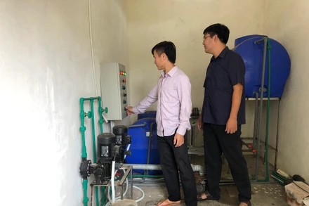 Vận hành máy bơm cung cấp nước sinh hoạt cho nhân dân.