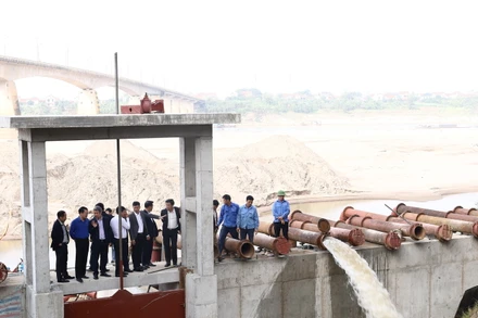 Cục Thủy lợi kiểm tra công tác chuẩn bị lấy nước đợt một trên địa bàn thành phố Hà Nội.