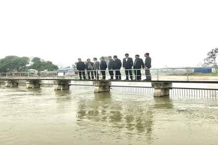 Cục Thủy lợi kiểm tra lấy nước sản xuất lúa vụ đông xuân tại tỉnh Hà Nam.