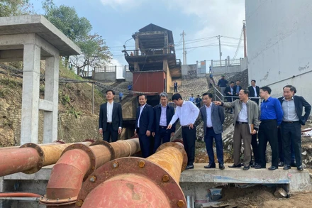 Kiểm tra lấy nước sản xuất vụ đông xuân tại Hà Nội.