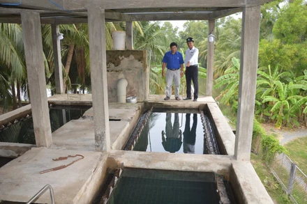 Kiểm tra nguồn nước ở vùng ngọt hóa Gò Công, tỉnh Tiền Giang. (Ảnh: NGUYỄN SỰ)