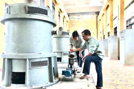 Công nhân Trạm bơm Quế 2, huyện Kim Bảng (Hà Nam) kiểm tra máy móc trước khi vận hành.