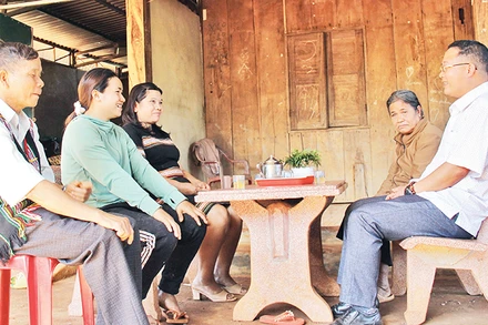 Bí thư Chi bộ thôn 4 (xã Đắk Ơ, huyện Bù Gia Mập) Bùi Văn Trường (ngoài cùng bên phải) chia sẻ tâm tư, nguyện vọng của quần chúng ưu tú khi đứng vào hàng ngũ của Đảng.