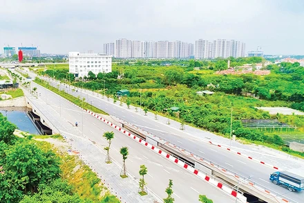Tuyến đường Dương Xá-Đông Dư được đầu tư đồng bộ với hệ thống cây xanh, chiếu sáng và rãnh thoát nước, hệ thống viễn thông. (Ảnh MẠNH KHÁNH)