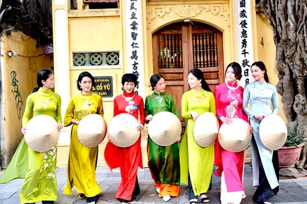 Một buổi trình diễn áo dài thêu tay trên phố cổ Hà Nội. (Ảnh Mai Lan)