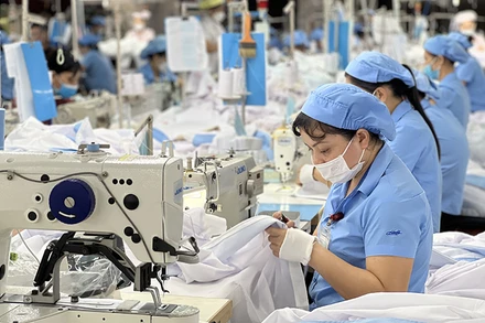 Người lao động Công ty may Hòa Thọ (TP Hội An, Quảng Nam) được bảo đảm quyền lợi.