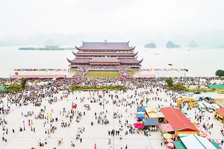 Đông đảo du khách đến chùa Tam Chúc dịp đầu Xuân.