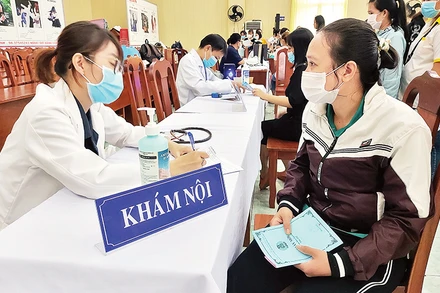 Liên đoàn Lao động thành phố tổ chức khám, kiểm tra sức khỏe hậu Covid-19 cho công nhân nữ làm việc ở các công ty trên địa bàn quận Bình Tân.