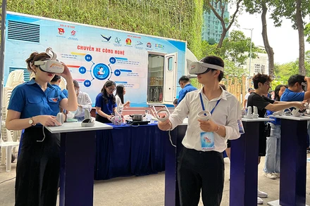 Sinh viên cần nhiều cơ chế, chính sách phù hợp để yên tâm làm việc, cống hiến trong môi trường cơ quan nhà nước. Trong ảnh: Các sinh viên trải nghiệm công nghệ tại một hoạt động ngoài trời.