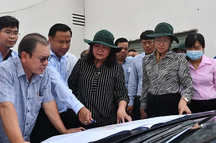 Đồng chí Hồ Thị Hoàng Yến (thứ tư từ trái sang) kiểm tra quy hoạch phát triển đô thị tại huyện Châu Thành, tỉnh Bến Tre.