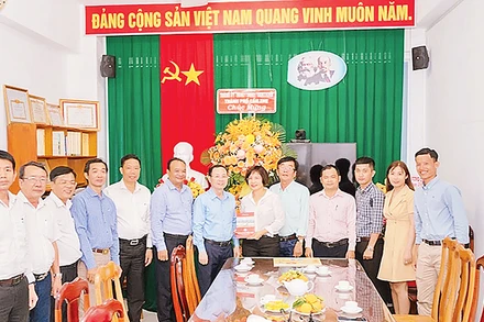 Đoàn lãnh đạo thành phố Cần Thơ thăm, chúc mừng cán bộ, phóng viên, nhân viên Cơ quan Thường trực Báo Nhân Dân tại Cần Thơ.