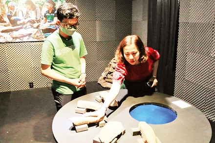 Âm thanh của nước - bộ đàn nước được các nghệ sĩ sáng tạo dựa trên yếu tố hòa quyện nước với các cao độ khác nhau.