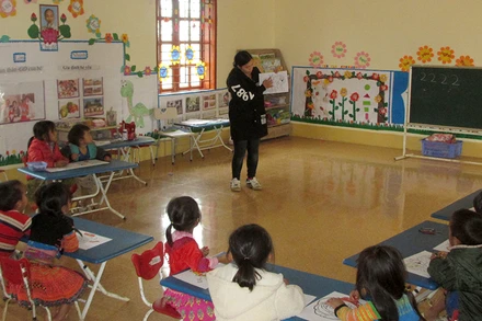 Giờ học vẽ của học sinh điểm trường Háng Đồng C, xã Háng Đồng, huyện Bắc Yên, tỉnh Sơn La. (Ảnh NGỌC TUẤN)