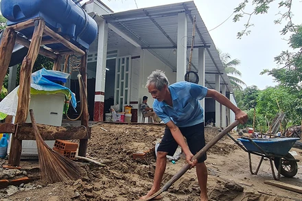 Ông Võ Văn Đăng hoàn thiện những hạng mục cuối của căn nhà.