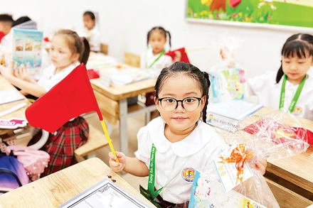 Các em học sinh Hà Nội chuẩn bị bước vào năm học mới 2023-2024.