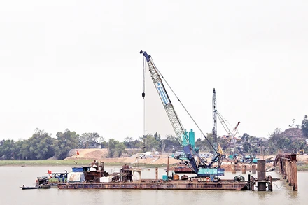 Thi công công trình cầu vượt sông Mã.