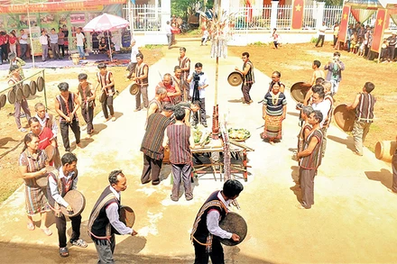 Không gian Lễ hội Kết bạn của người M’nông ở xã Thọ Sơn, huyện Bù Đăng.