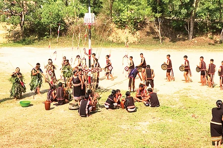 Người Ba Na đánh cồng chiêng, xoang tại Lễ cúng Nước Giọt. 