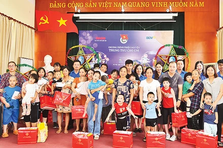 Đoàn viên, thanh niên Báo Nhân Dân và Ngân hàng BIDV trao quà Trung thu tặng các em nhỏ đang điều trị tại Bệnh viện Phục hồi chức năng Hà Nội. (Ảnh THỦY NGUYÊN)