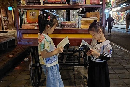 Đường sách phố cổ thu hút cả các bạn đọc nhí ở Hội An. (Ảnh QUỐC BẢO)