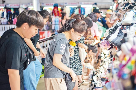 Du khách mua sắm tại chợ Hàn, thành phố Đà Nẵng.