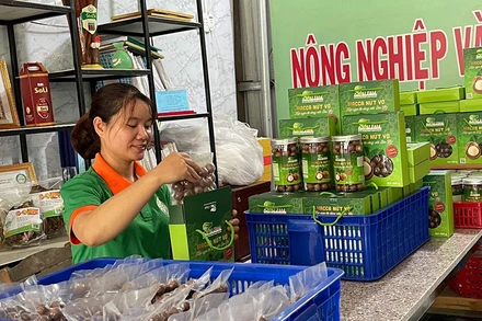 Giám đốc Hợp tác xã nông nghiệp và dịch vụ Sơn Liên, Phạm Thị Trầm giới thiệu sản phẩm nông sản đến người tiêu dùng.