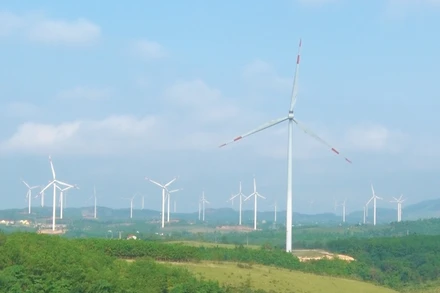 Lượng trái phiếu bền vững tại các nền kinh tế ASEAN+3 đạt 798,7 tỷ USD vào cuối năm 2023 và chiếm khoảng 20% tổng lượng trái phiếu bền vững toàn cầu. (Ảnh minh họa: Cánh đồng điện gió tại huyện Hướng Hóa, Quảng Trị)