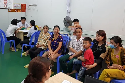 Khám bệnh tại Phòng khám đông y Bách Thông đường (thị trấn Kẻ Sặt, huyện Bình Giang, tỉnh Hải Dương).