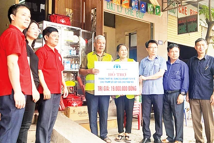 Đại diện Ban An toàn giao thông và Hội Chữ thập đỏ tỉnh bàn giao trang thiết bị y tế cho điểm sơ cấp cứu chữ thập đỏ tại phường Tích Lương (thành phố Thái Nguyên).