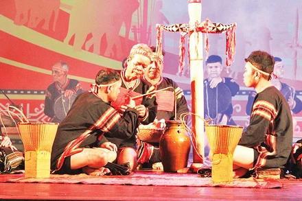 Thầy cúng thực hiện một nghi lễ trong Lễ kết nghĩa anh em.