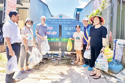 Người dân tích cực hưởng ứng mô hình “Thu gom phế liệu” của Hội Liên hiệp Phụ nữ thị trấn Đức An.