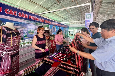 Sản phẩm dệt thổ cẩm của người dân tộc Ba Na buôn Xí Thoại, xã Xuân Lãnh, huyện Đồng Xuân, tỉnh Phú Yên.