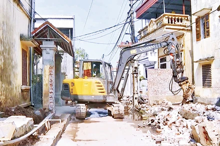 Người dân xã Toàn Thắng, Kim Động, tỉnh Hưng Yên hiến đất, phá dỡ công trình, tường bao để mở rộng đường giao thông nông thôn.