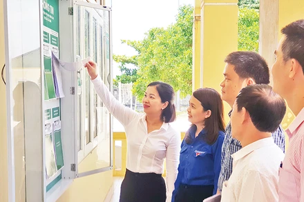 Đại diện Ngân hàng Chính sách xã hội tỉnh Quảng Trị kiểm tra, giám sát hoạt động tín dụng chính sách cho thanh niên năm 2023 tại huyện Vĩnh Linh.