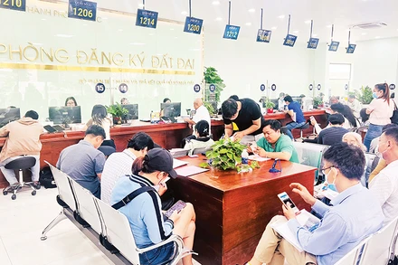 Người dân làm thủ tục hồ sơ nhà, đất tại thành phố Thủ Đức.