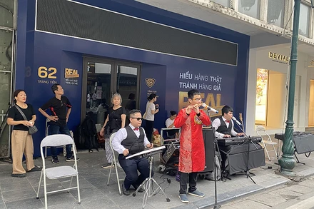 Nguyễn Đức Thiện (ngoài cùng bên phải) cùng ban nhạc “Nắng mới” biểu diễn trên phố đi bộ Hoàn Kiếm, Hà Nội.