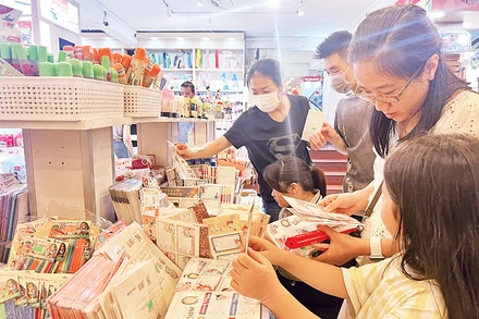 Người dân lựa chọn đồ dùng học tập cho năm học mới.