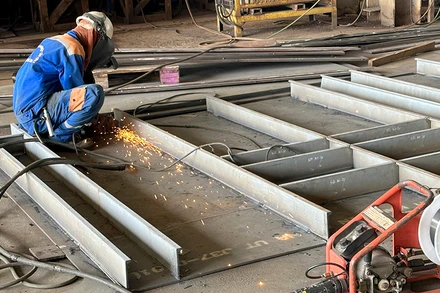 Công nhân Công ty Đóng tàu Sông Cấm (Hải Phòng) lắp ghép các chi tiết để kết nối thành tổng đoạn đóng tàu kéo-đẩy xuất khẩu cho Tập đoàn Damen (Hà Lan).