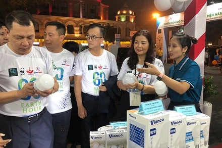Doanh nghiệp giới thiệu các sản phẩm, thiết bị điện thông minh, tiết kiệm năng lượng trong Chiến dịch Giờ Trái đất năm 2023.