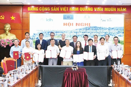 Ký kết hợp tác về chia sẻ nguồn lực nhằm hỗ trợ xây dựng chuỗi sản xuất và cung ứng cà-phê bền vững tại Tây Nguyên.