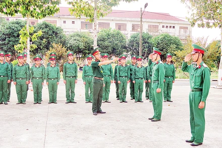 Các đơn vị thuộc Bộ Chỉ huy Quân sự tỉnh Hậu Giang tổ chức huấn luyện điều lệnh đội ngũ vào thứ tư hằng tuần. 